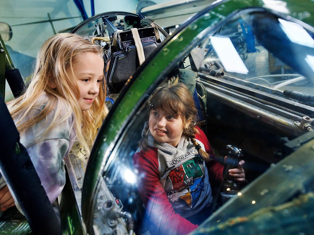 Børn i Starfighter. Danmarks Tekniske Museum. Fotograf Miklos Szabo 1140x840px